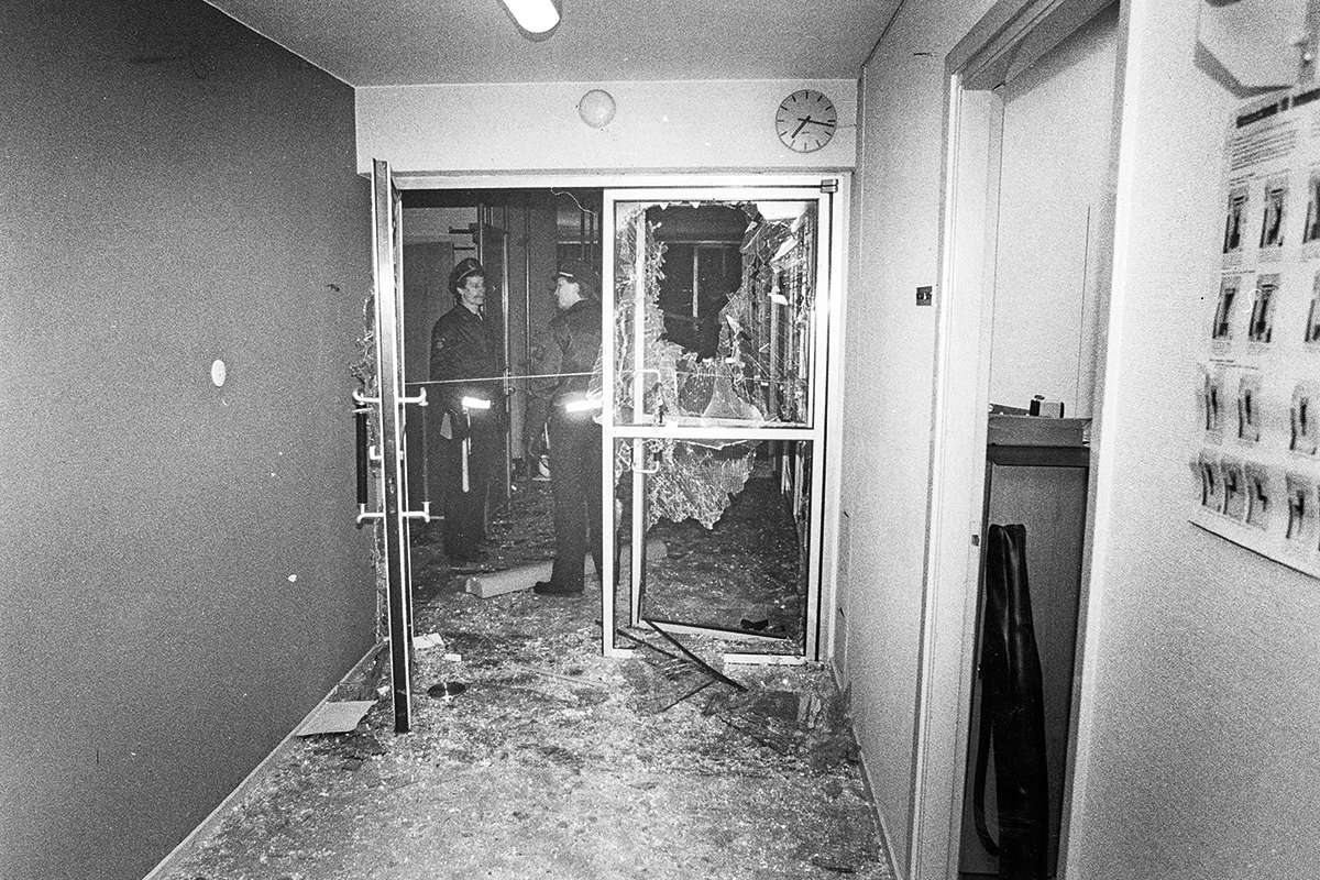 Den kraftiga explosionen i Skatte­skrapan på­ ­Södermalm i Stockholm den 22 februari 1983 dödade ST-medlemmen Marie Grossthal. Dagen efter var ­polisens tekniker på plats i byggnaden.
