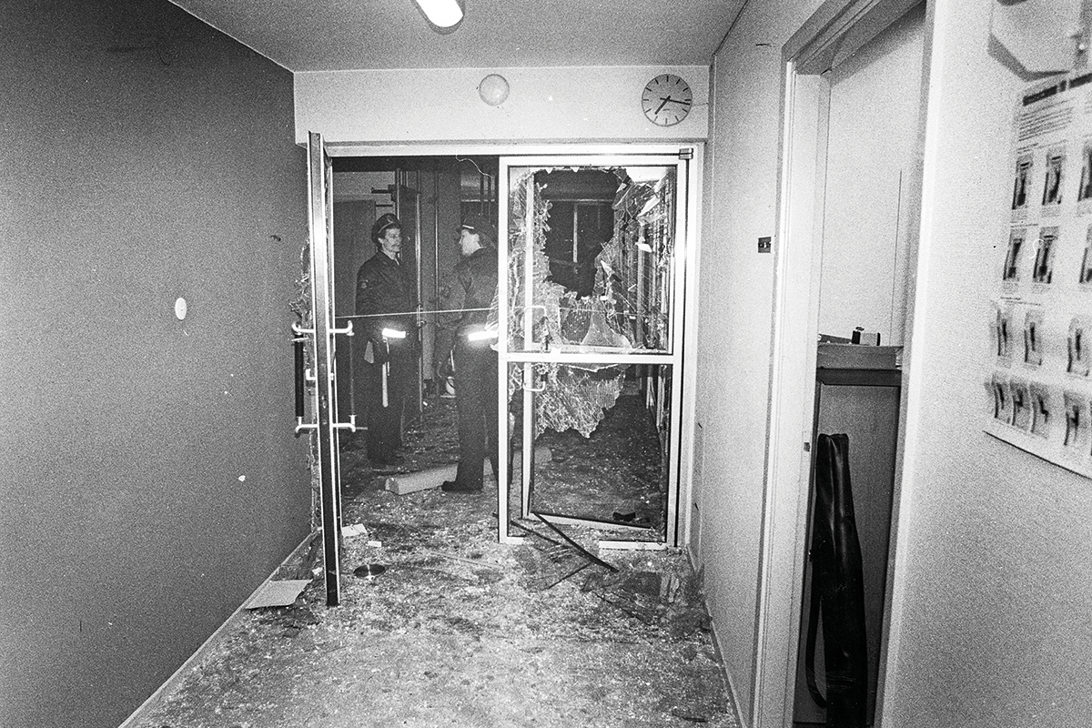 Den kraftiga explosionen i Skatteskrapan på Södermalm i Stockholm den 22 februari 1983 dödade ST-medlemmen Marie Grossthal. Dagen efter var polisens tekniker på plats i byggnaden.