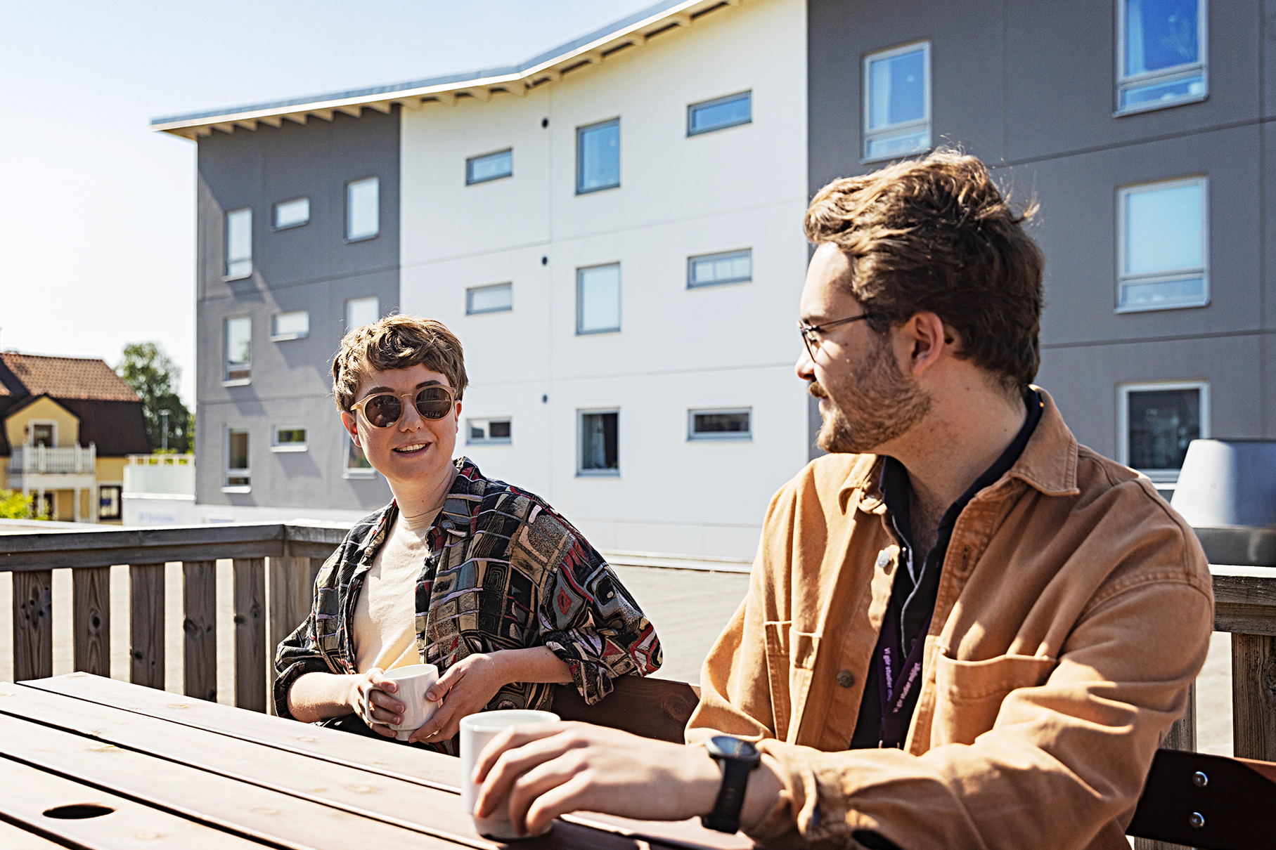 Utredarna Edit Eliasson och Anton Strand får ta emot tuffa telefonsamtal från sökande som väntar på beslut från CSN. ”Det är väldigt tråkigt att vi inte kan ge dem något besked”, säger Edit Eliasson.