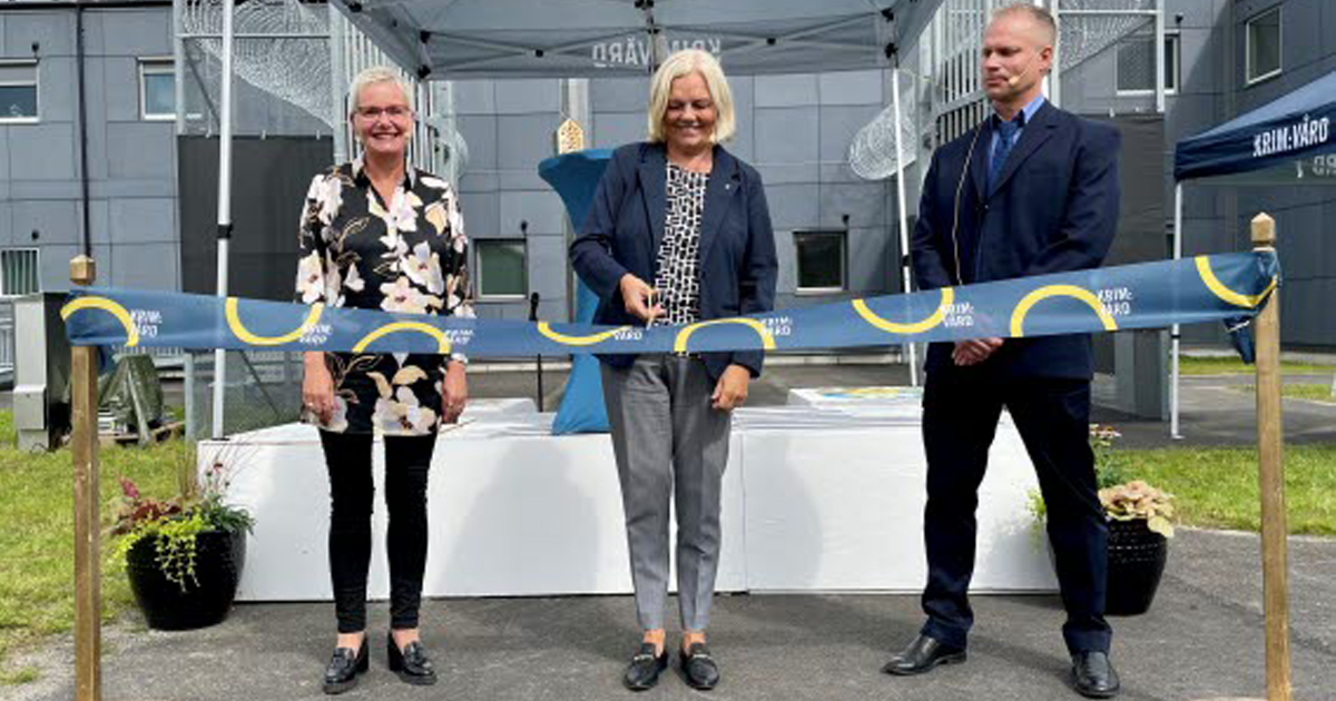 Kriminalvårdens avdelningsdirektör Susanne Wedin klippte bandet vid invigningen av det nya häktet, i sällskap av regionchef Anna Lilja och kriminalvårdschef Anders Jansson.