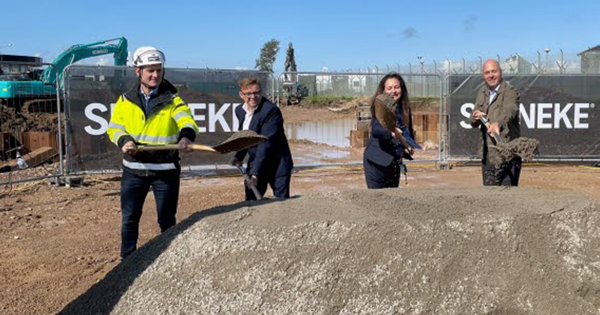 Mikael Hultqvist, vd för Serneke, Kriminalvårdens regionchef Per Björkgren, kriminalvårdschefen Arijana Rekic samt Specialfastigheters fastighetsområdeschef Tom Grundell tog ett första symboliskt spadtag när byggnationen av det nya häktet inleddes.
