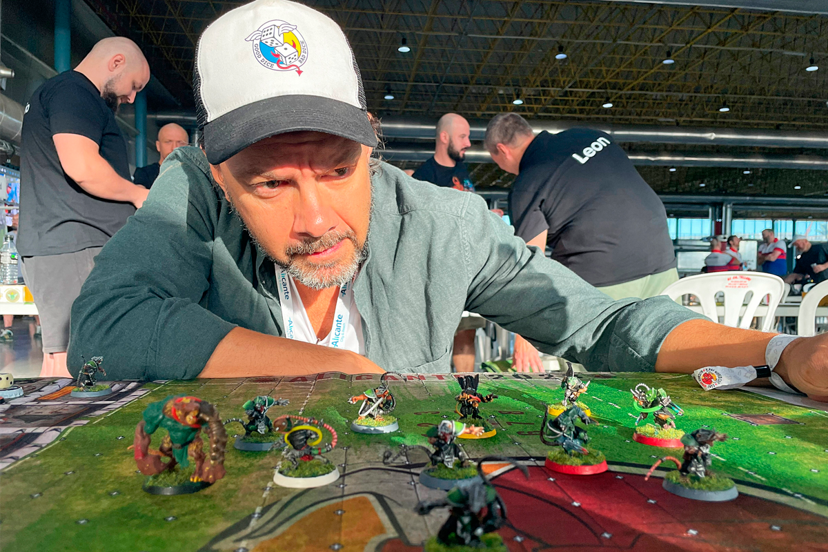 I brädspelet Bloodbowl kan spelaren välja fantasyvarelser med olika förmågor till sitt lag. ”Mitt lag består av skavens, råttor. De är väldigt snabba men samtidigt sköra”, berättar Finn Ljungren.