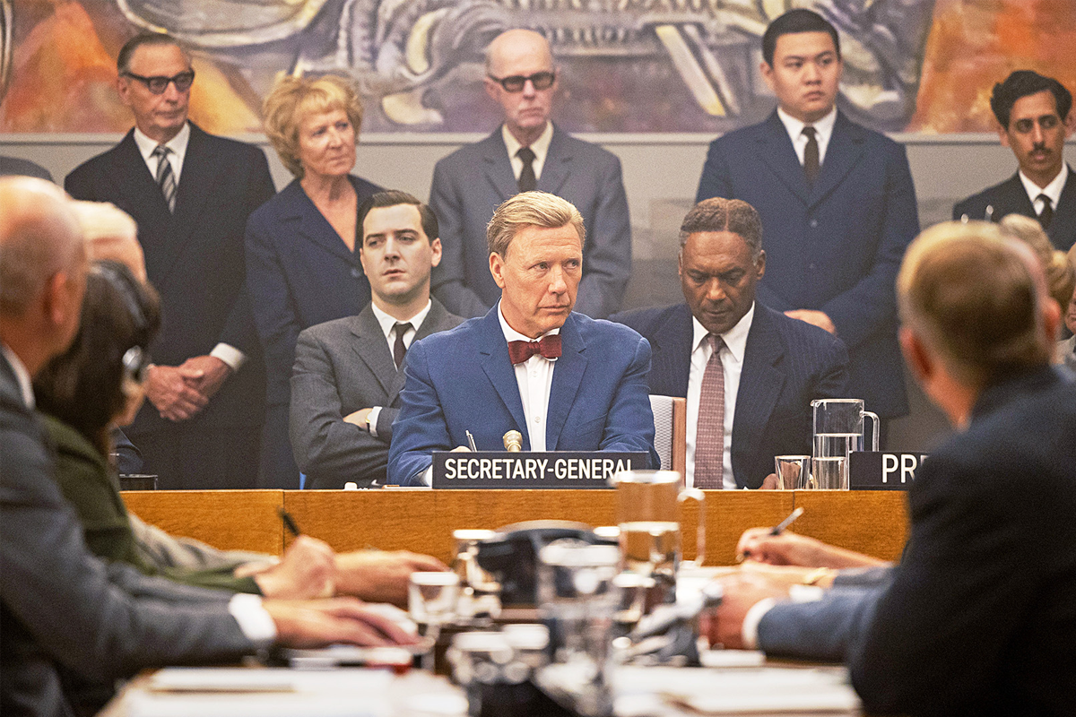 I en nyckelscen i filmen förklarar Dag Hammarskjöld inför FNs general­församling att organisationen inte främst är till för super­makterna, utan för de andra staterna, och får stående ovationer.