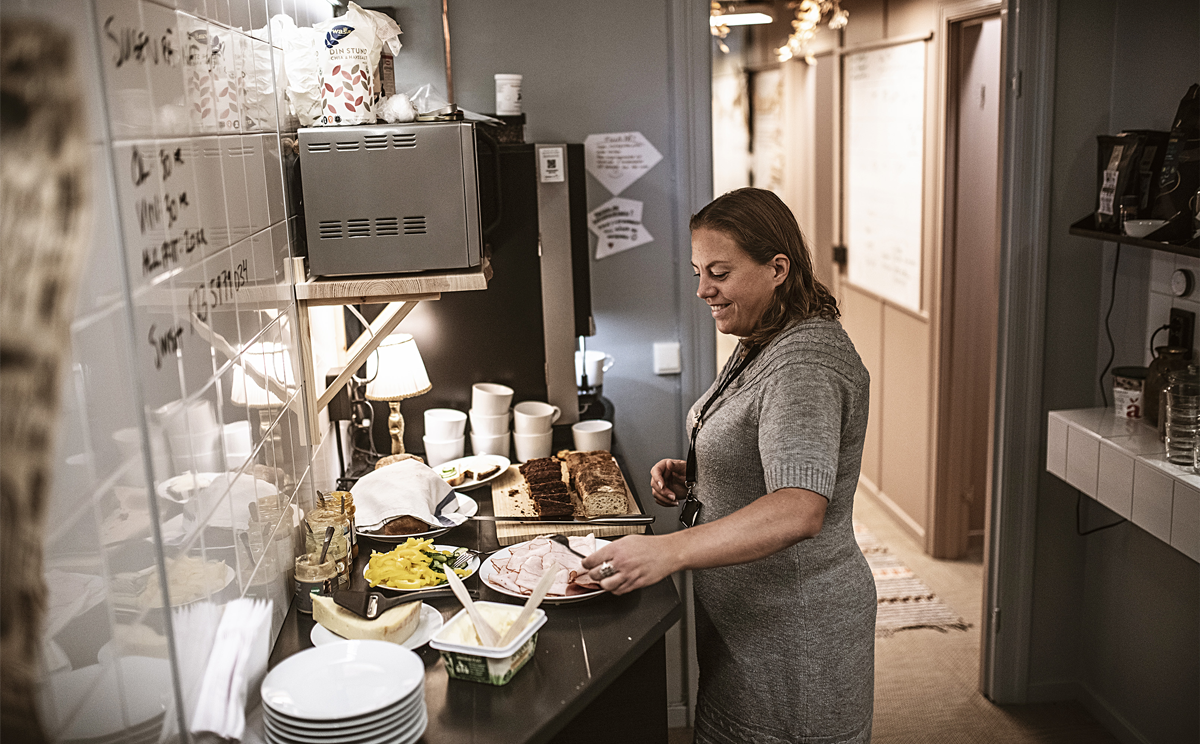 Linda Hägglund sköter administration och praktiska saker, som att fixa frukost, men har också en social nyckelroll på Samverket. ”Det viktigaste i mitt jobb är att få alla att känna sig välkomna och att tussa ihop folk som arbetar med likartade saker”, säger hon.