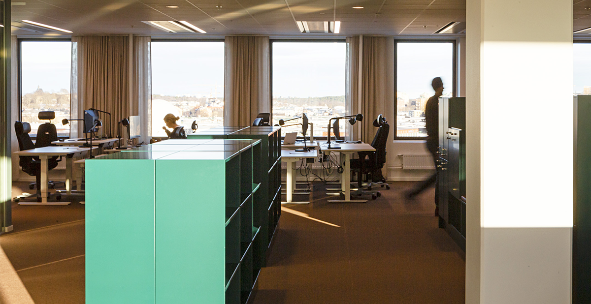 Myndighetens lokaler består av öppna kontorslandskap. Avdelningen för dataanalys och granskning är dock av säkerhetsskäl placerad i en avskild del med dubbla dörrar och dubbla kodlås. 