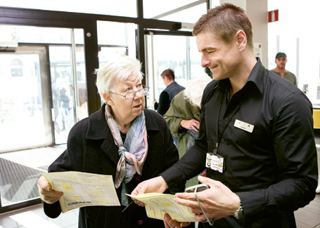 Gunborg Ekdahl diskuterar deklarationen med Kristoffer Chmaj<br> FOTO: MATS HILLBLOM