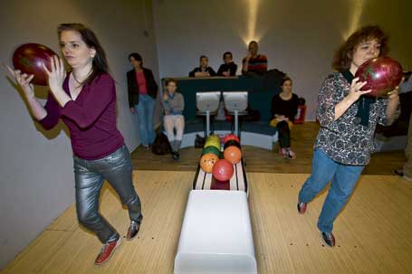 Anna Olsson på informationsenheten tävlar mot Anette Carlsson som arbetar med verksamhetsplanering på Statens institutionsstyrelse. Båda tycker att bowlingen är ett bra sätt att umgås över enhetsgränserna.<BR>