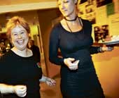 Marie Benneholt och Jessica Haagel är glada festdeltagare.