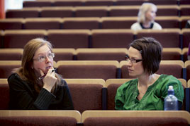 Kristina Granfeldt diskuterar konfliktlösning med Carina O'Rourke.