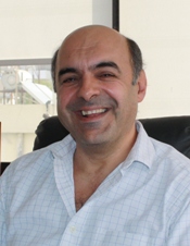 Stelios Nicholson är initiativtagare till en petition i protest mot de statsanställdas i hans tycke orimligt goda villkor. <br> FOTO: EVA BOSS