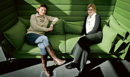 Laurence Vanhée och Maruja Van Baelen på belgiska socialförsäkringsmyndigheten. <br> FOTO: FREDRIK HAGLUND