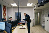 Före. Saker ligger framme och dataskärmarna är utspridda. En whiteboardtavla syns i bakgrunden och poliserna behöver sudda och skriva nytt hela tiden. Foto: Per Ranung