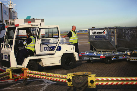 Flygledningen på Arlanda och flera andra stora flygplatser ska konkurrensutsättas. ST hoppas att det inte ska leda till att företag dumpar villkoren för att få kontrakten. Foto: Menzies