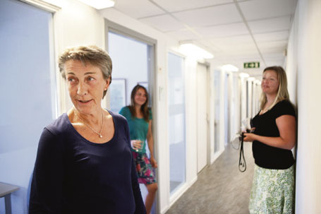Försäkringskassans handläggare Eva Olsson, Anna Björkqvist och Ann-Christine Bäckman tar hand om utförsäkrade som åter söker ersättning från sjukförsäkringen.