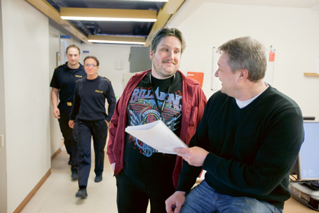 Efter ett års arbetslöshet och 200 resultatlösa jobbansökningar har Linus Åström fått arbete på Polisen i Västerbottens län. Här är han med enhetschef Nils Wårstedt.