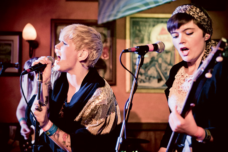 ST-medlemmen och basisten Chrystal Kunosson till höger på The Bombettes första spelning vid South by Southwest på en fullsatt pub. Till vänster bandets gitarrist och tillfälliga sångerska Jenny Nilsson. Foto: Malin Sydne