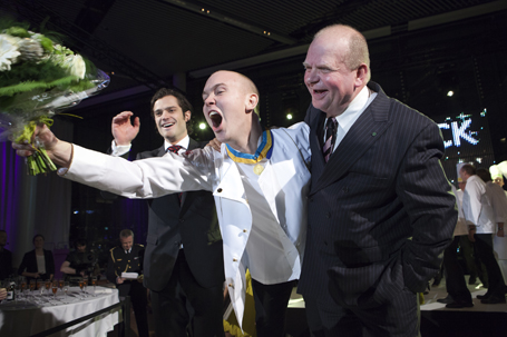 Klas Lindberg har just utsetts till årets kock och jublar tillsammans med prins Carl Philip och jordbruksminister Eskil Erlandsson. Till vänster vinnarrätten »Hällstekt biff med rökt märgsmör och nordisk hetta«. Foto: Magnus Skoglöf