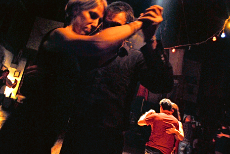 Cecilia Karlsson, närmast kameran, har tagit en paus från jobbet på Icas huvudkontor i Stockholm och rest till Buenos Aires för att dansa tango. 