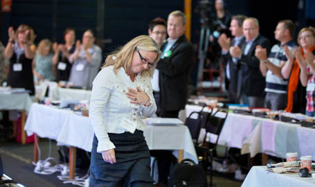 Britta Lejon på väg upp i talarstolen just efter att hon valts av ST-kongressen