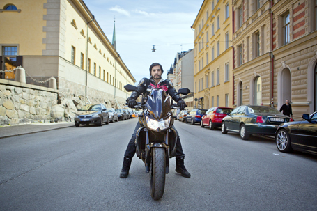 Qaisar Mahmood reste runt i Sverige på sin Kawasaki, som hans döttrar döpt till Lejonblod.