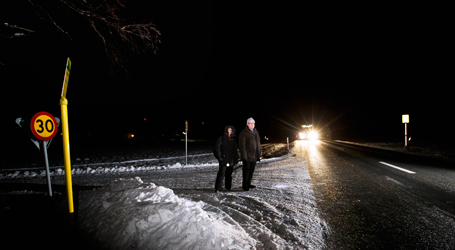 Förr kom Jolanta Nowicka och Nils-Owe Nilsson till jobbet på tjugo minuter. Nu står de vid riksväg 62 klockan halv sex en torsdagsmorgon och väntar på bussen till Karlstad.
