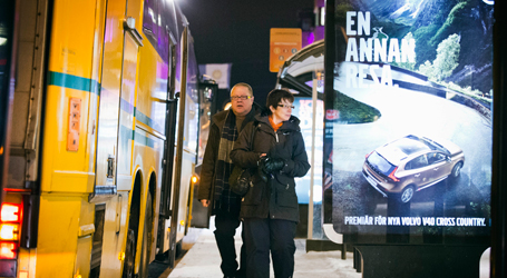 I början fick långpendlarna högre lön så de hade råd att åka bil. Sedan blev det buss på egen bekostnad.