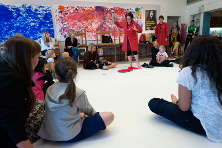 ST-medlemmen Maria Taube har utsetts till årets konstförklarare. Priset går till en person som bidrar till att öka allmänhetens delaktighet i konstlivet. Här är hon på sitt arbete på Moderna museet i Stockholm. Foto: Åsa Lundén/Moderna museet.
