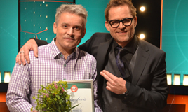 Thomas Kihlbert gratuleras av programledaren Rickard Olsson sedan han kvalificerat sig till finalen i »Vem vet mest?«.