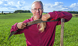 ST-medlemmen Mats Rosengren älskar att slå med sin lie. Man behöver inte vara stark för att slå, det handlar framför allt om teknik, säger han.