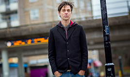 ST-medlemmen Johan Gyberg jobbar mot rasism på hemmaplan. Han arbetar även mot rasism som handläggare vid Diskrimineringsombudsmannen. 