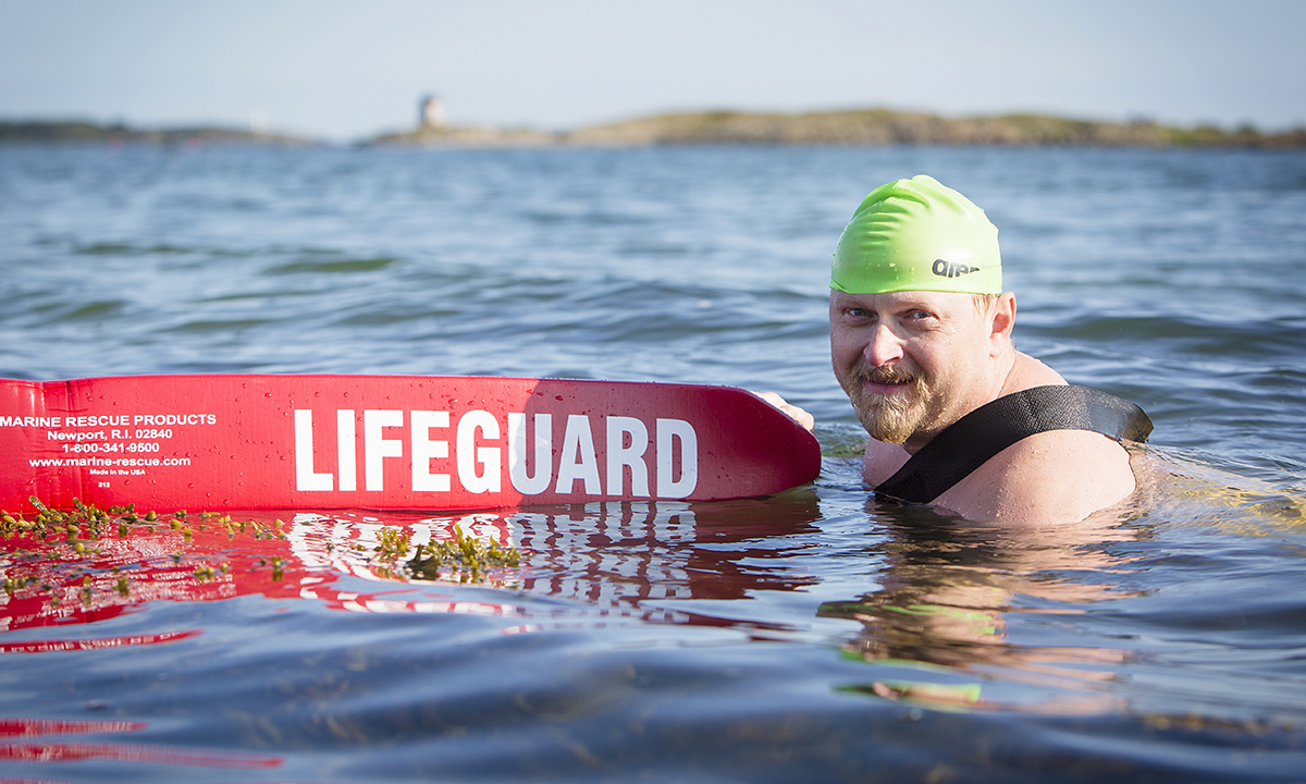 Alla borde bära flytväst när de är ute i båt, säger havslivräddaren Per Tjernström. Varje dag simmar han två kilometer i havet för att hålla formen. Vid fototillfället var det knappt 13 grader i vattnet.