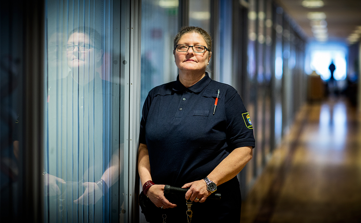 När man upptäcker att någon begått självmord är det vanligt att man först blir chockad och sedan arg eller ledsen, säger Mia Wallinder. Men som häktets debriefingsamordnare kan hon intyga att människor reagerar mycket olika.