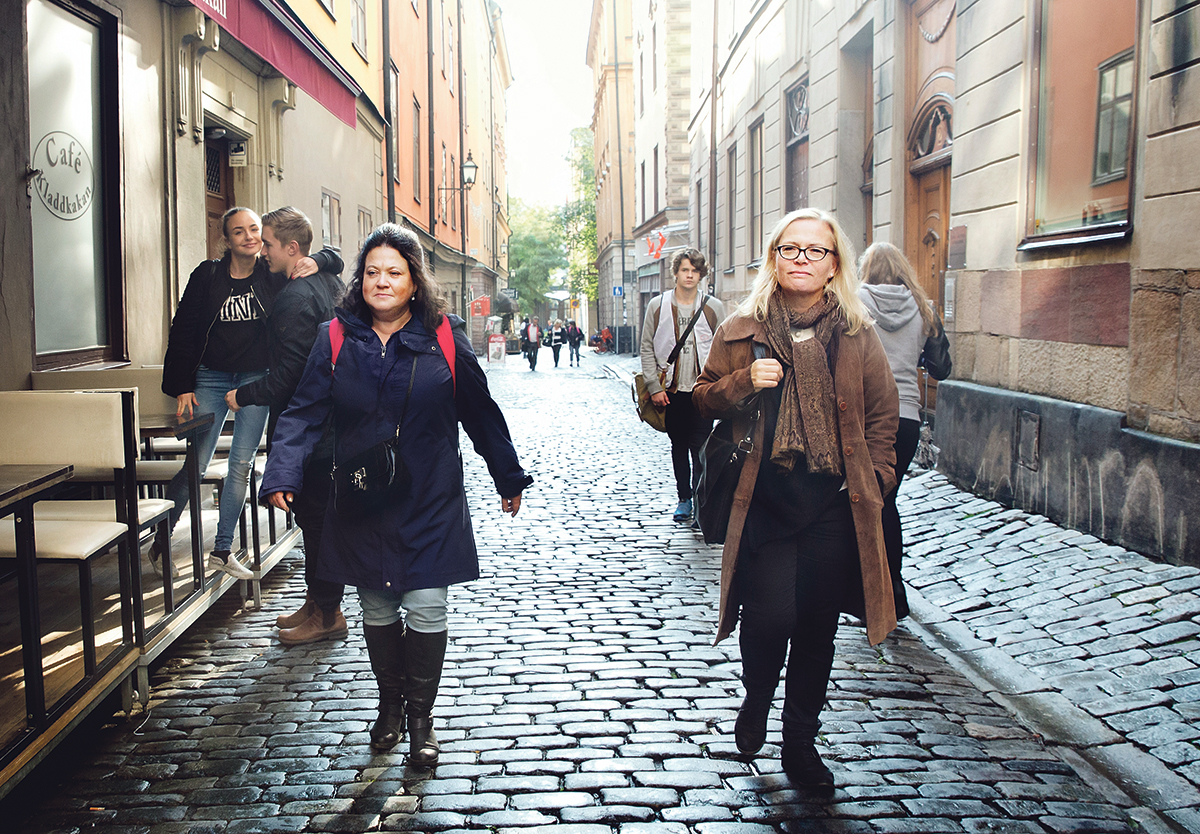 STs ordförande Britta Lejon och utredaren Marie Martinsson till vänster träffar ofta makthavare. Här är de på väg för att möta de socialdemokratiska medlemmarna i riksdagens socialförsäkringsutskott. Ämnet för dagen är arbetsmiljön på Migrationsver