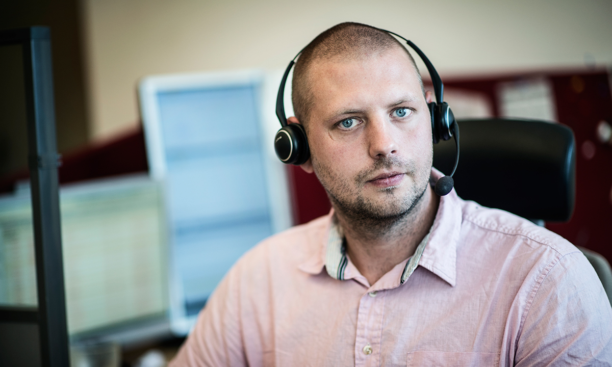 Christofer Olsen-Nikkinen på Krono­fogdens kundservce har råkat ut för trakasserier. »Det har handlat om att jag inte ska röra mig ute när det är mörkt«, säger han.