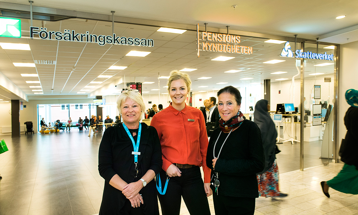 Tre av medarbetarna i projektet Mötesplatser och information i Norrköping: Karin Fredriksson, kontaktperson på »golvet«, Hanna Karlsson, delprojekt­ledare, och Gunilla Arvidsson Larsson, chef för servicekontoren i Norrköping och Motala. 