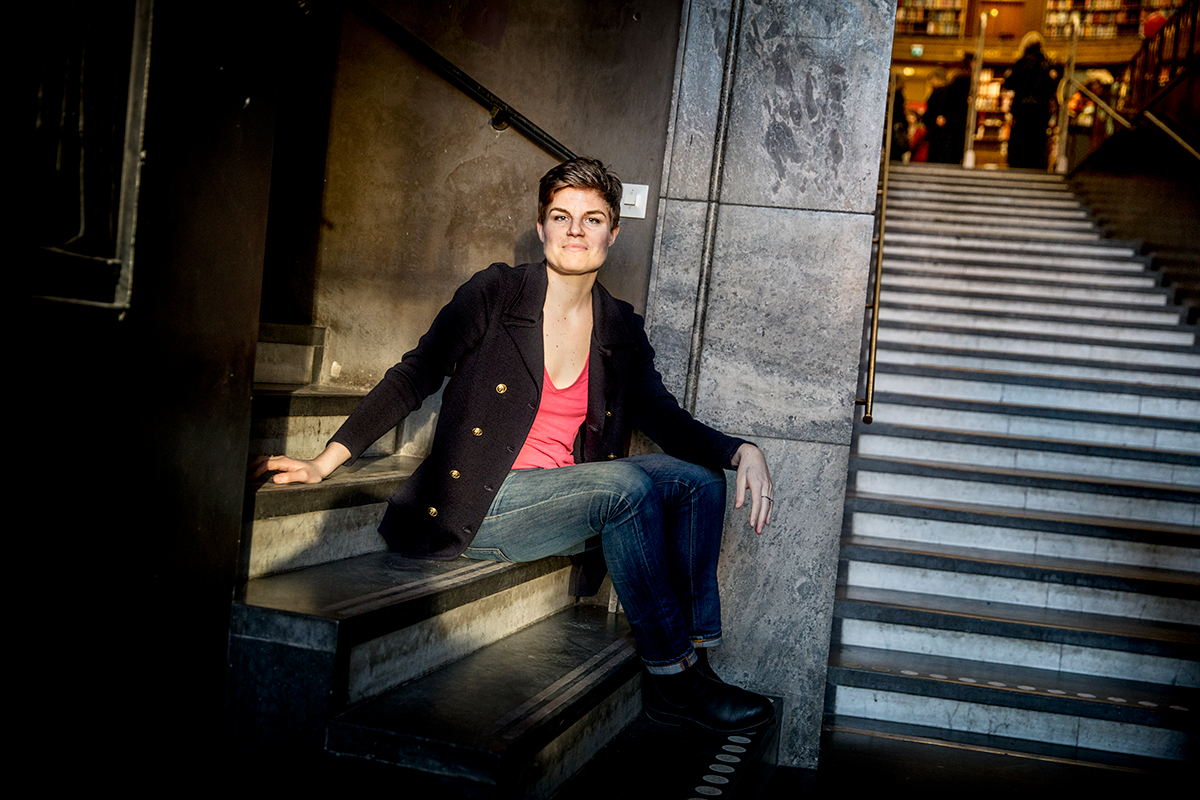 Hanna Asp har blivit publicerad i antologiserien Blå blixt på Brombergs förlag med en dikt om sin vardag på Migrationsverket.
