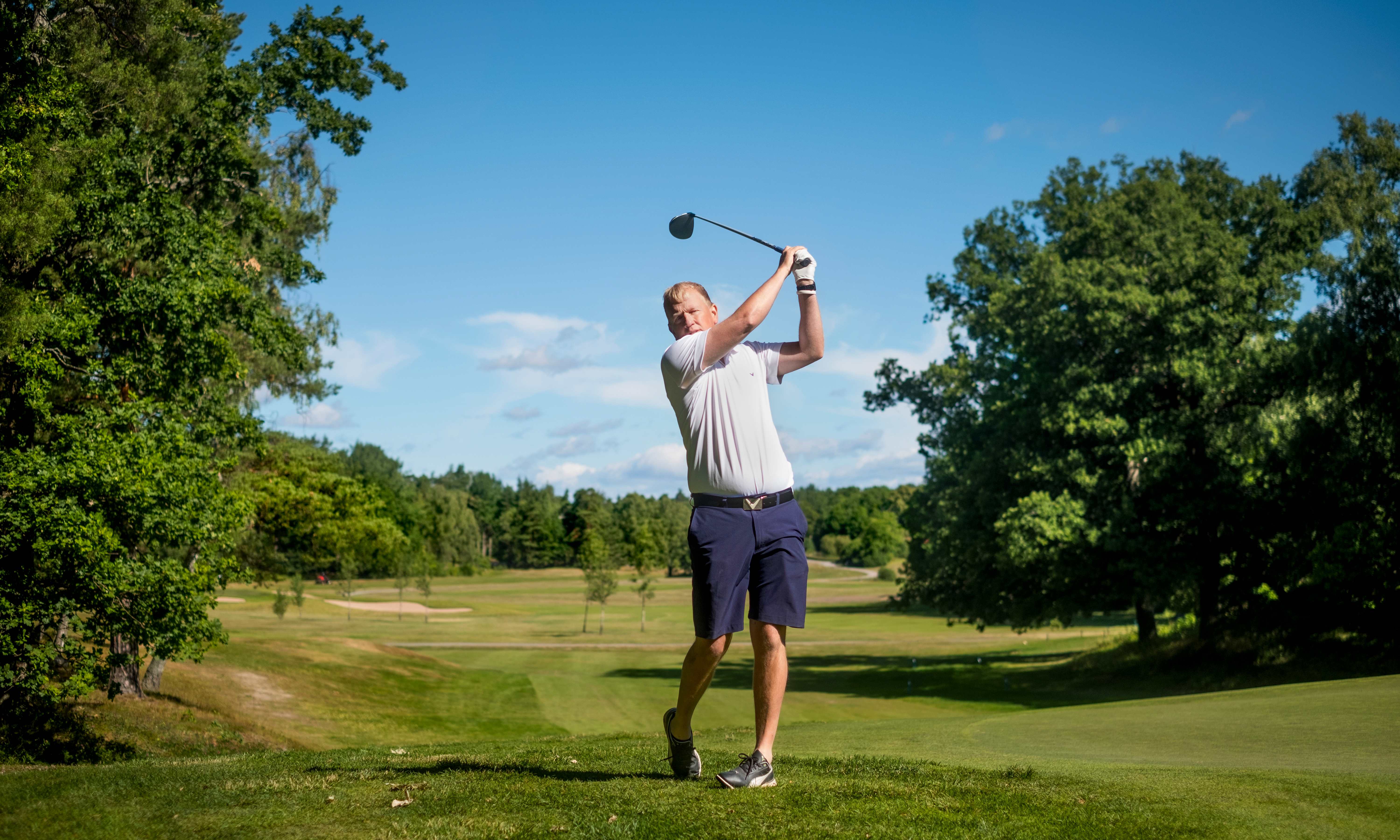 Innan Pehr Magnebrant började på anstalten Hall, hade han en internationell golfkarriär. Men helt har han inte slutat. I somras spelade han i division 1 för hemmaklubben Vidbynäs golf.
