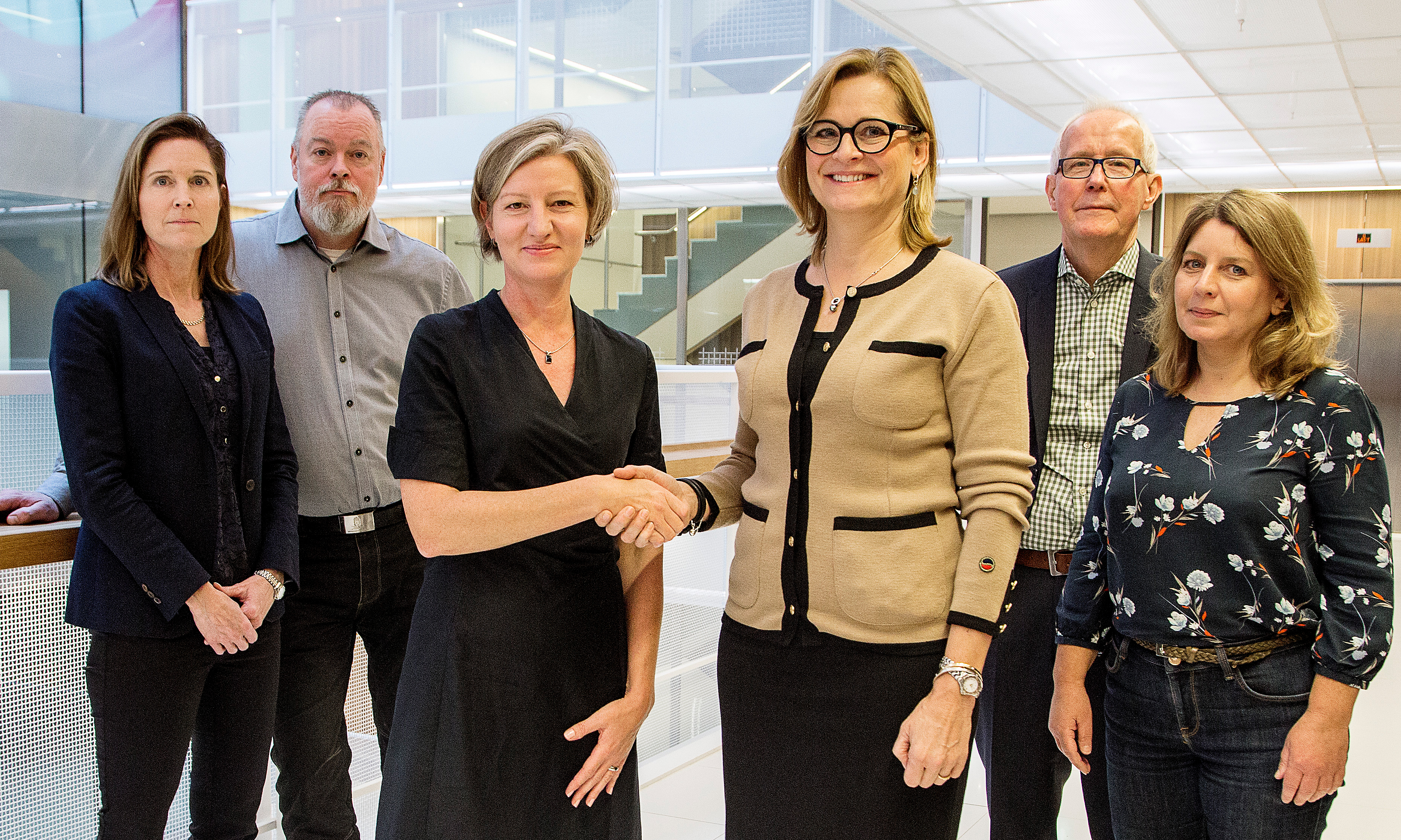 OFRs förhandlingsledare Åsa Erba-Stenhammar och Arbetsgivarverkets förhandlingschef Anna Falck skakar hand på ett treårigt avtal med löneökningar i nivå med industrins märke. Men både fack och arbetsgivare fick släppa sina krav kring arbetstiden.
