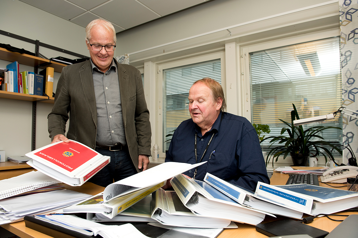 En omfattande utredning om människohandel och tiggeri gjorde att Kjell Haglund knappt kunde ta någon semester förra året. »Kjell är en utredare med ett enormt rättvise­patos och engagemang«, säger chefen Lars Bergman, stående på bilden.