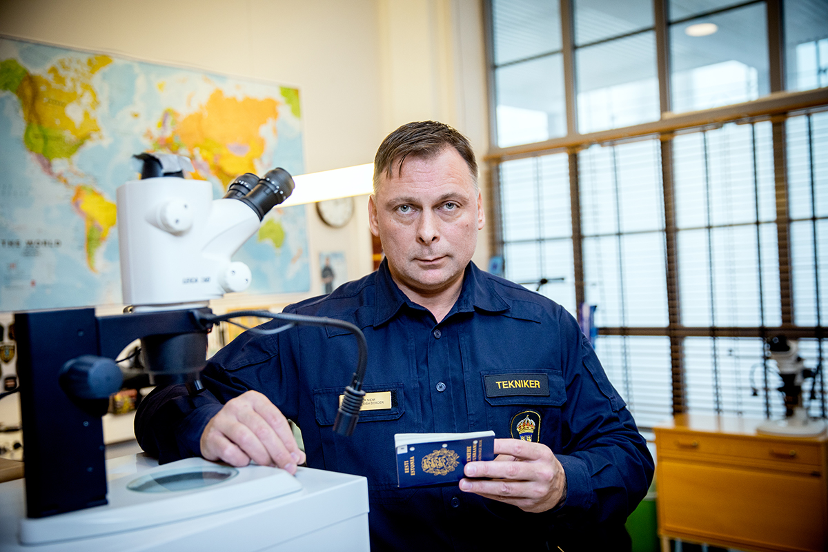 Artur Niemi, dokumenttekniker vid gränspolisen.