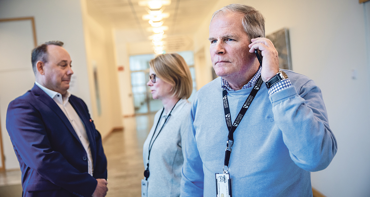 »Det kan betyda mycket att bara få prata med någon«, säger säkerhetsrådgivaren Glenn Petrini, till höger. Bakom honom står Försäkringskassans operativa säkerhetschef Nils Fridolf-Walander och säkerhetsrådgivaren Johanna Falk.