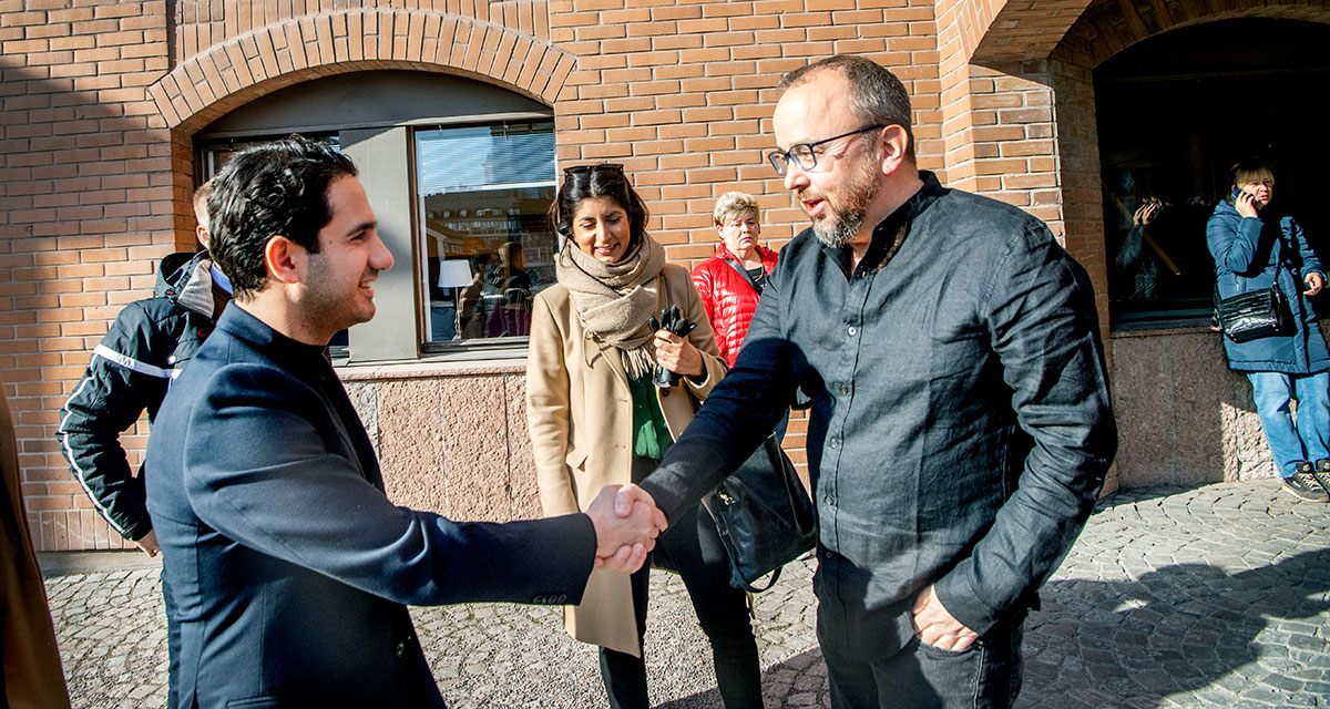 Civilminister Ardalan Shekarabi besöker Arbetsförmedlingen i Falun, ett av de 132 kontor som ska avvecklas. Här hälsar han på Johan Eklund, styrelseledamot i ST inom Arbetsförmedlingen och anställd på Falukontoret.