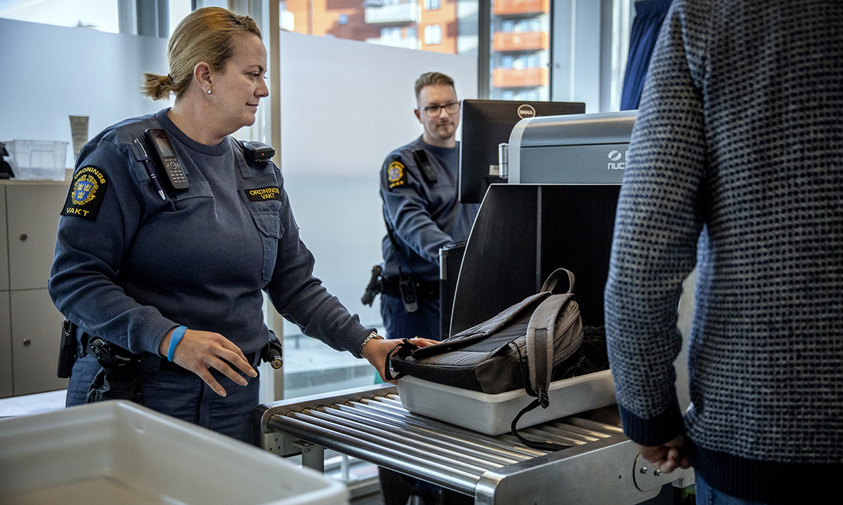 Södertörns tingsrätt är en av de domstolar som fått röntgenmaskiner som kan hjälpa ordningsvakterna att upptäcka otillåtna föremål.