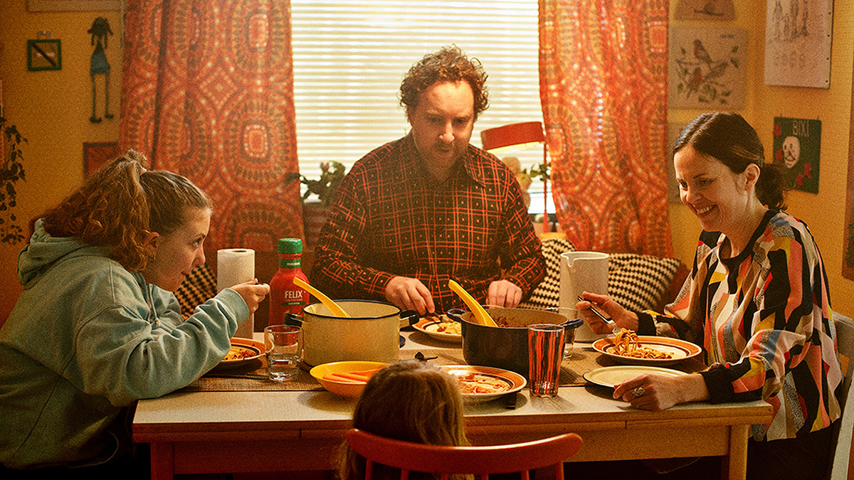 Uje Brandelius och hans familj spelar sig själva i filmen Spring, Uje, spring.