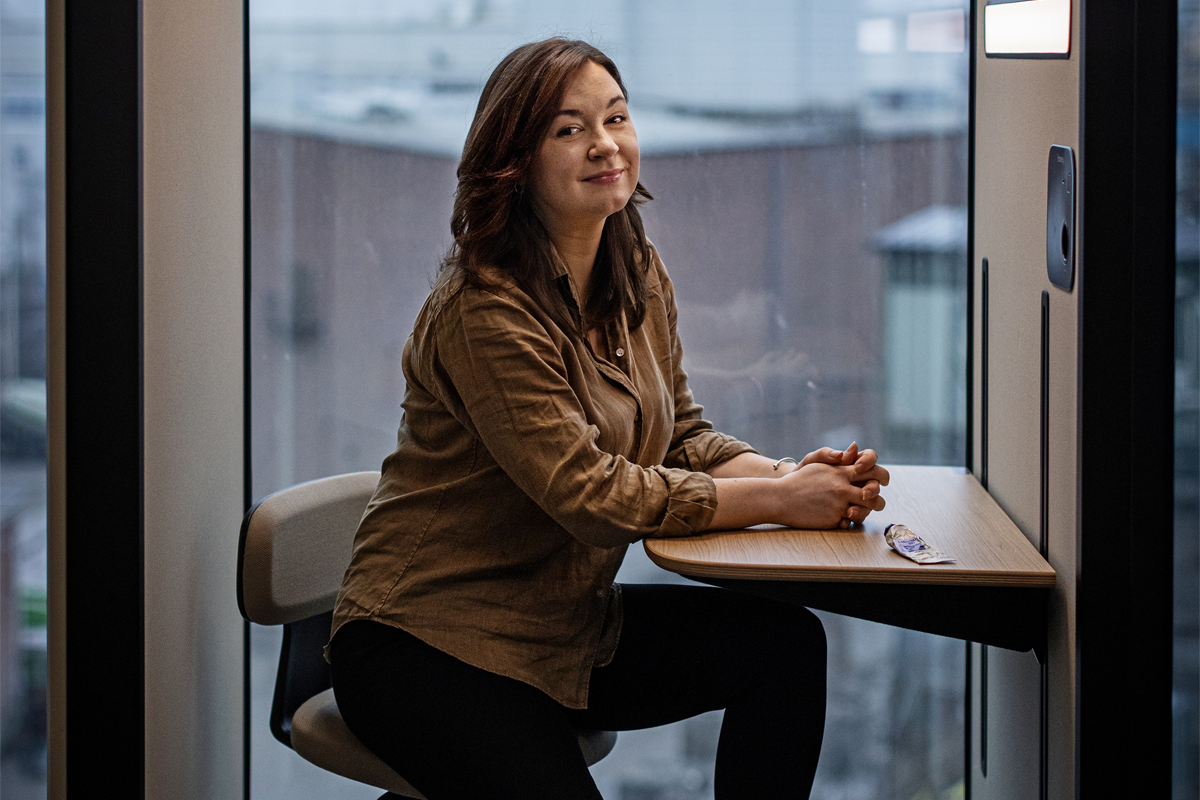 På frågan ”Vad kan du inte vara utan på jobbet?” svarar Lianna Hallsénius: ”Min handkräm. Just nu med doft av lavendel. Jag blir uppiggad av den härliga doften!”