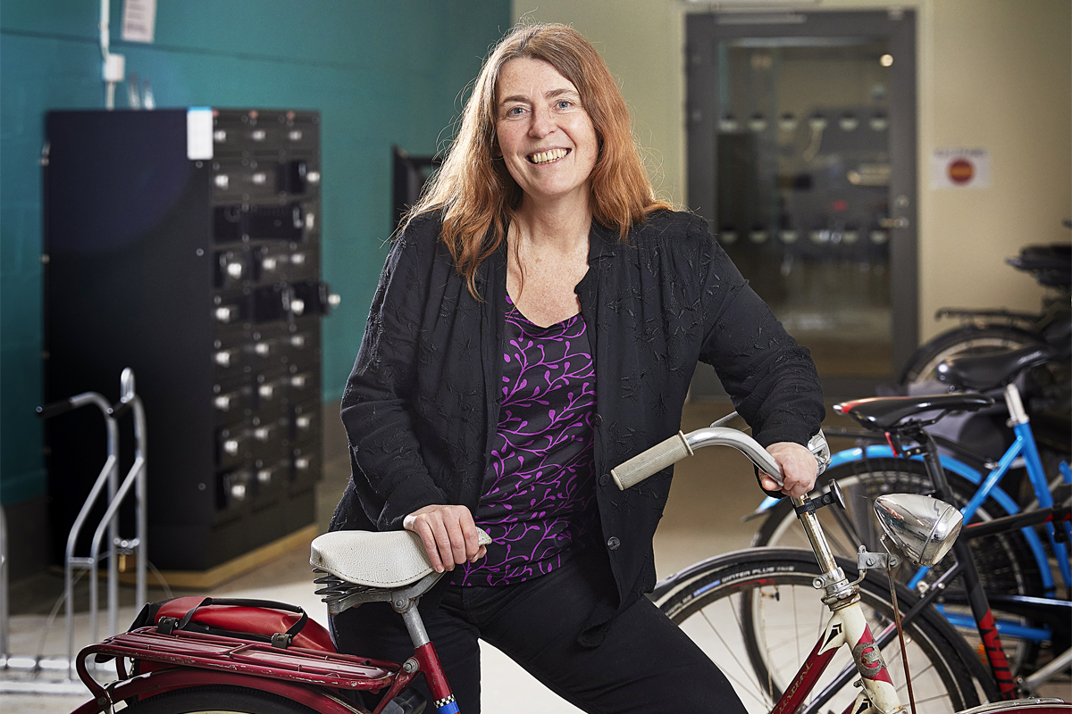 Pedagogens cykelgarage är efter­längtat. Tidigare bar anställda upp sina cyklar på kontoret. ”Det var ju inte alls bra för arbetsmiljön”, berättar Maja Bentzer, som arbetar på campus­service på den utbildningsvetenskapliga ­fakulteten vid Göteborgs universitet. 