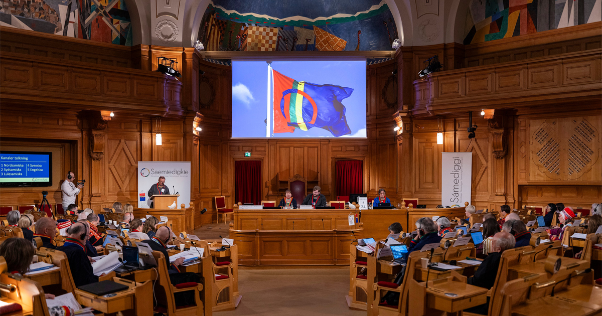 Sametingets politiker har sammanträde på olika platser tre gånger per år. I maj 2024 höll plenum sitt sammanträde i Riksdagshuset i Stockholm, där både talman Andreas Norlén och kulturministern Parisa Liljestrand invigningstalade. 