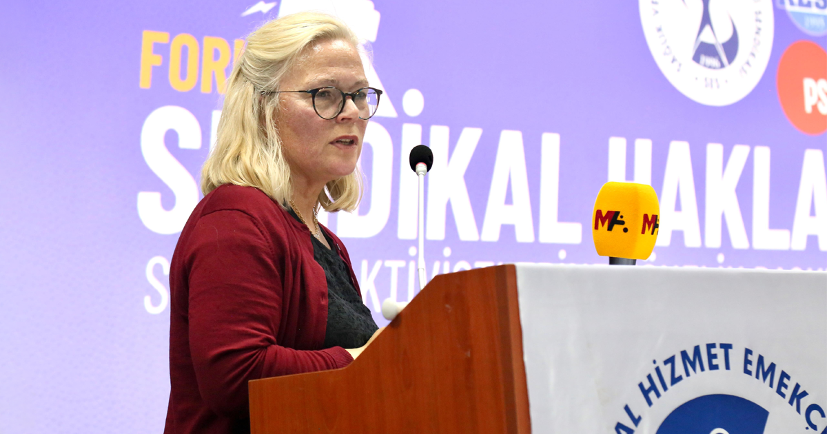 Dagen före rättegången anordnade den turkiska fackliga centralorganisationen KESK ett möte där bland annat STs förbundsordförande Britta Lejon talade.