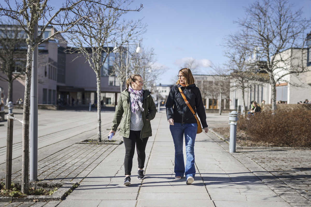 Anna-Eva Olsson och hennes kollega Anna Lorentzon uppskattar att kunna lämna kontoret. ”Det känns verkligen att många tycker att ’Walk & talk’ är ett positivt stöd för att komma i väg och prova på alternativa mötesformer”, säger Anna-Eva Olsson.