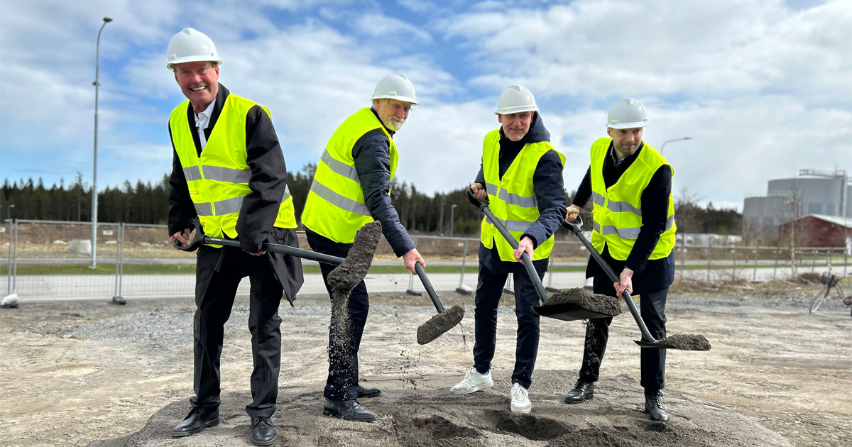 Regionchefen Jan Wallin, kriminalvårdschef Conny Dahl, Per Lövgren, försäljningschef på Adapteo och Sebastian Falk på Specialfastigheter tar första spadtaget för en utökad anstalt i Umeå.